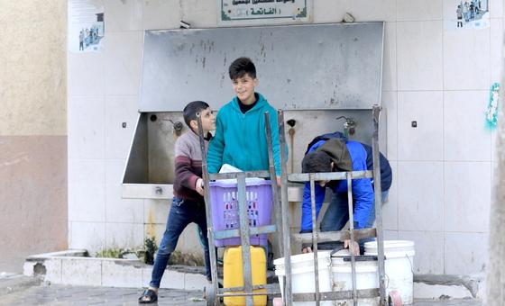 सीमा पर इसराइली नाकाबन्दी के कारण, ग़ाज़ा में पानी को तरसे लोग